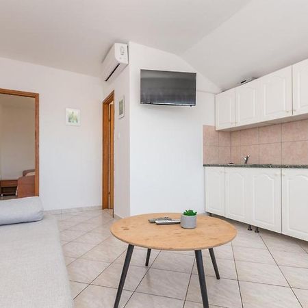 Apartments Mikulic Biograd Na Moru Esterno foto