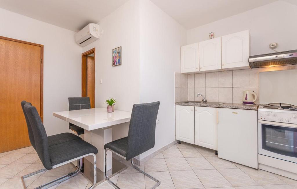 Apartments Mikulic Biograd Na Moru Esterno foto